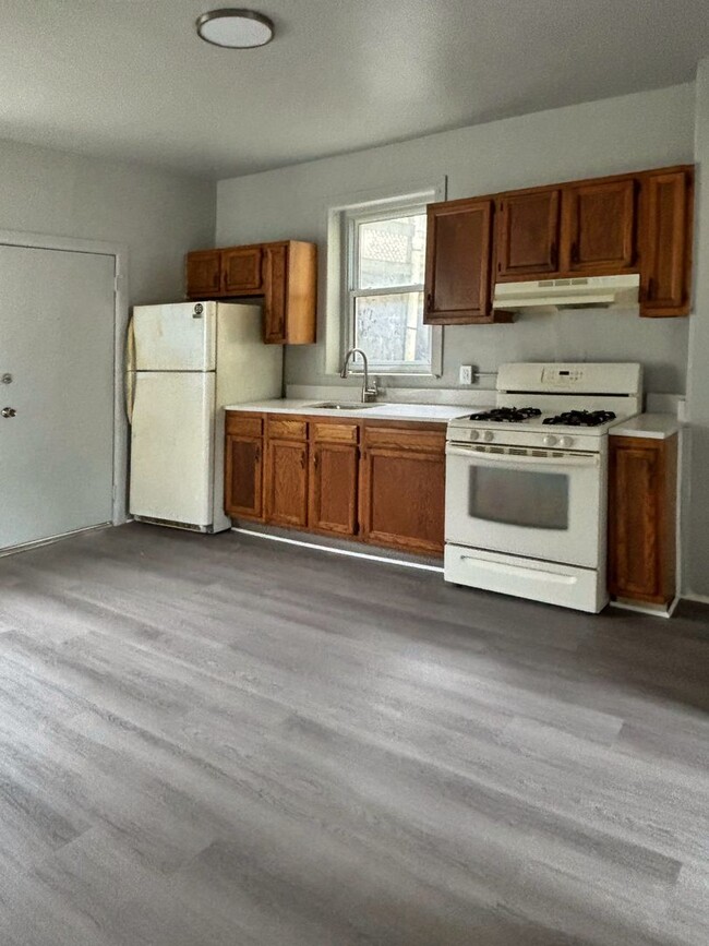 Building Photo - 3 bedroom 1 bathroom house! - Schedule you...