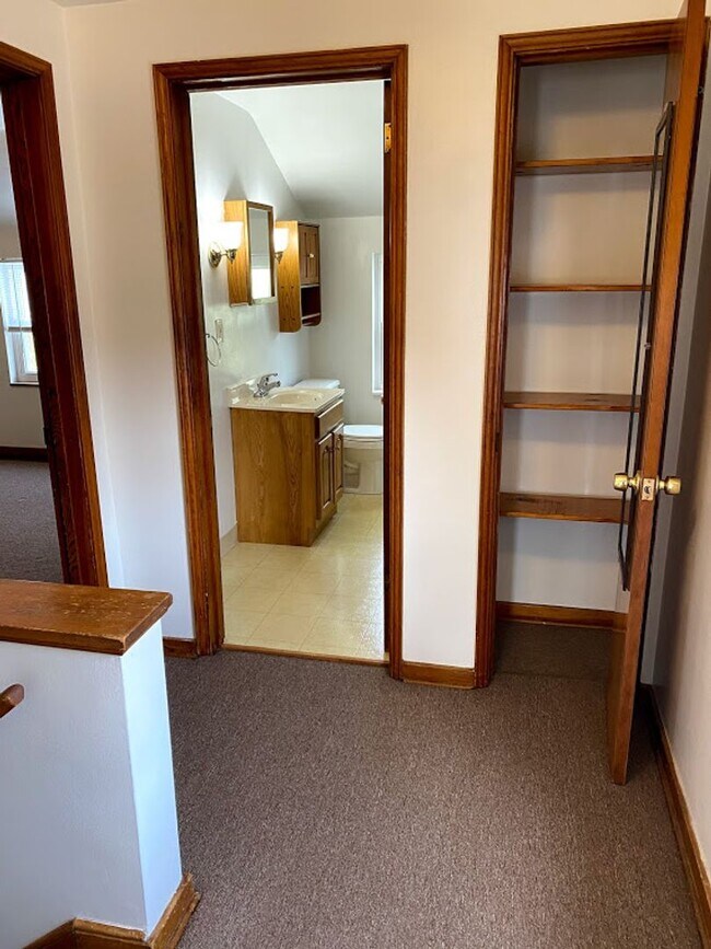 Building Photo - Nice sized Two Bedroom House!