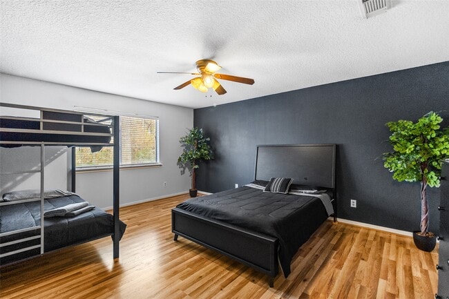 Building Photo - 117 E Park Dr