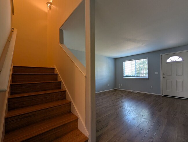 Building Photo - Spacious 3-Bedroom, 2.5-Bath Townhouse Near Churchill In Eugene!