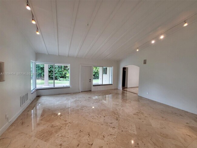 Building Photo - 825 Cremona Ave