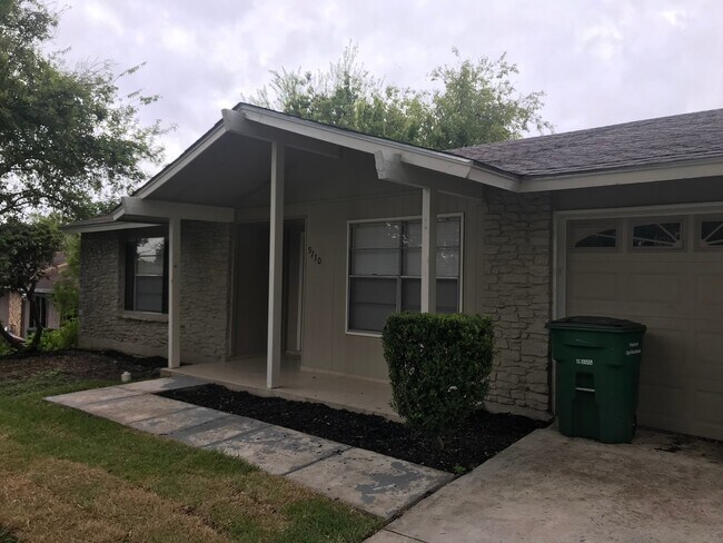 Building Photo - Come see this beautiful 3/2 1243 sq ft home