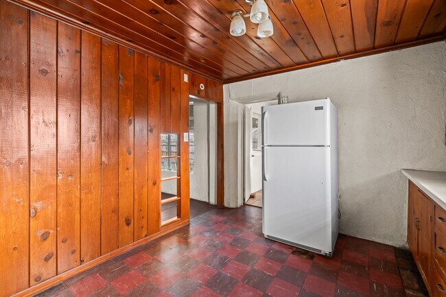 Building Photo - Minutes from TTU, Washer & Dryer Included