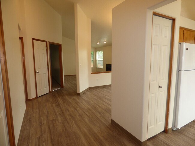 Building Photo - Rent Special: FREE August's Rent!! 3 bed 2 bath House in South Salem!