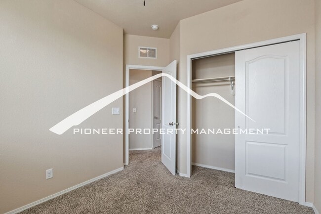Building Photo - Low-Maintenance Living with Mountain Views! 3BR Townhome, 2-Car Garage & A/C