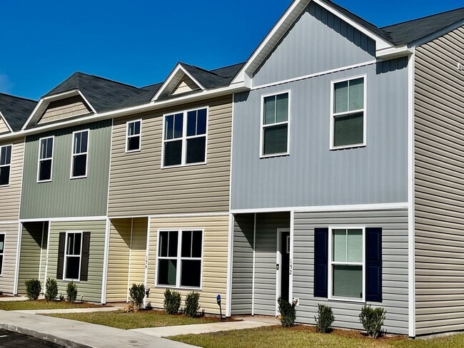 Building Photo - Townhome in Holly Ridge!!