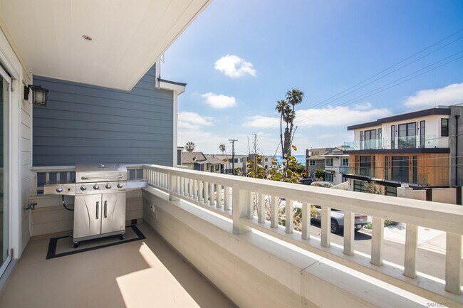 Building Photo - 298 Playa Del Sur St