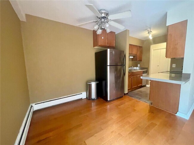 Building Photo - 633 Robert St