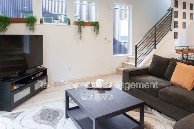 Building Photo - 8819 Midvale Ave N