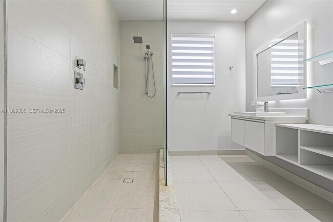 Building Photo - 6308 NW 104th Path