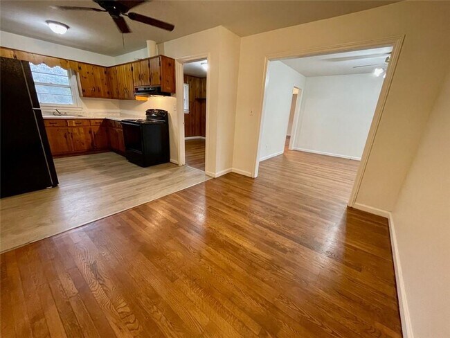 Building Photo - 6328 Oakview Ln