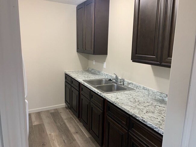 Building Photo - Updated 2 Bedroom 2nd Floor Apartment