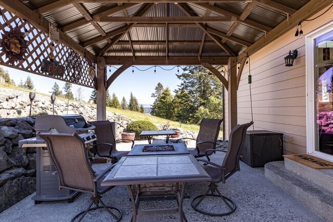 Building Photo - Stunning View Home In Oak Harbor! Availabl...