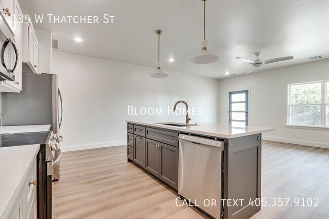 Building Photo - 135 W Thatcher St