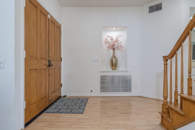 Building Photo - 1011 S Mountcrest Ct