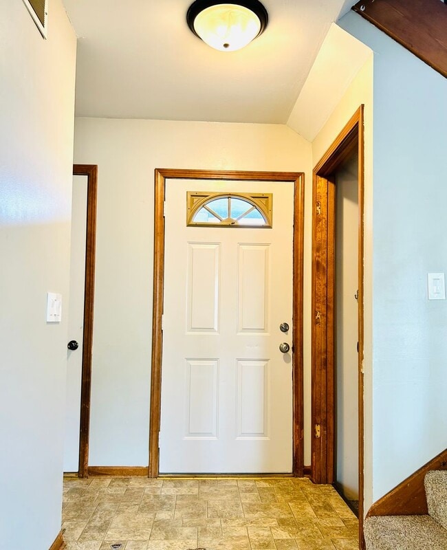 Building Photo - Convenient Location, Spacious Home