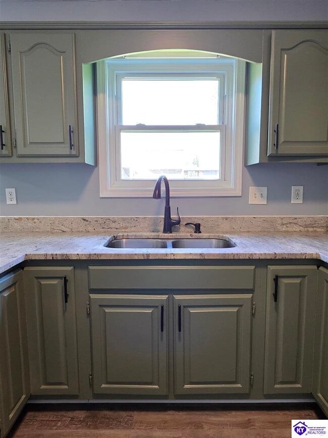 Building Photo - 888 N Woodland Dr