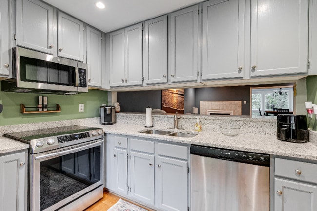 Building Photo - 12125 Shore View Dr