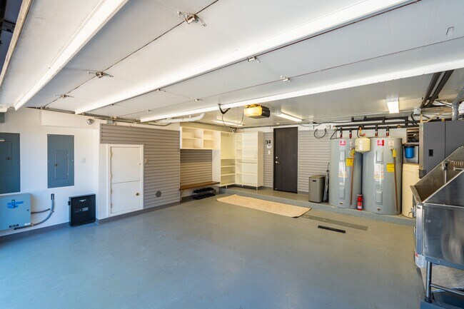Building Photo - 708 E Hyman Ave