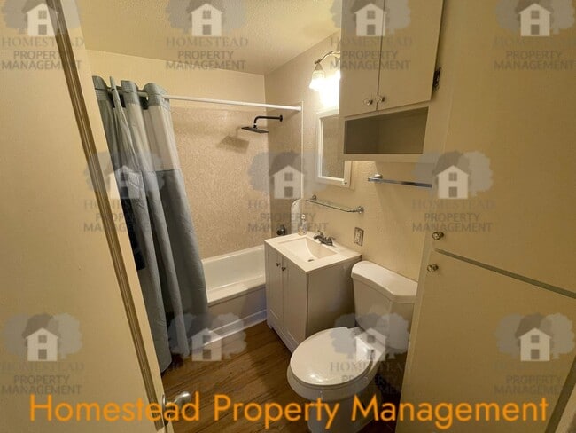 Building Photo - CHECK OUT THIS HUGE YARD!