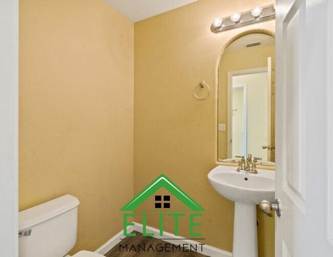 Building Photo - **Spacious 4-Bedroom, 2.5-Bath Home with L...