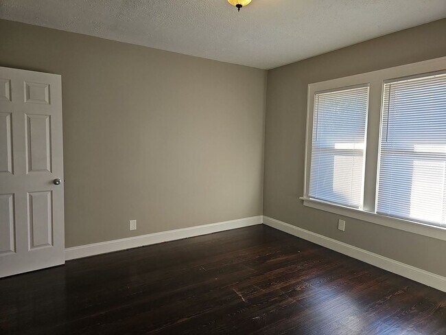 Building Photo - **$1000 Deposit Special** 4539 Mayhew Ave ...