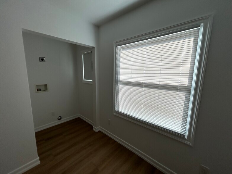 Building Photo - 1533 Freeman Ave