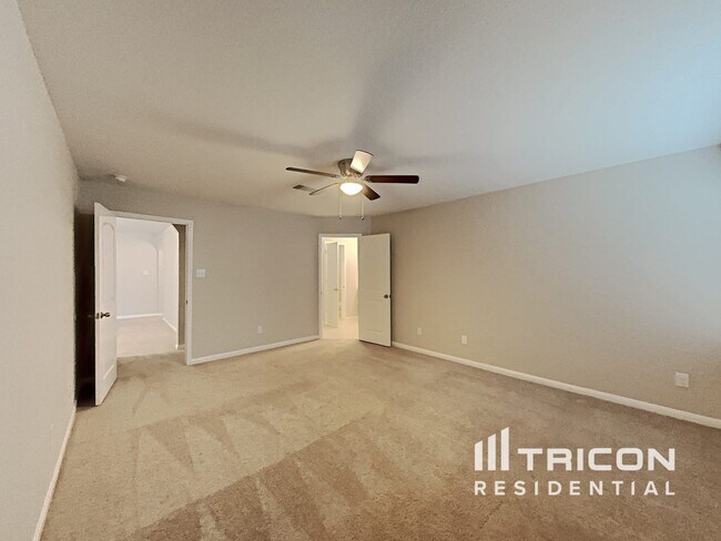 Building Photo - 10930 Hillside Creek Dr