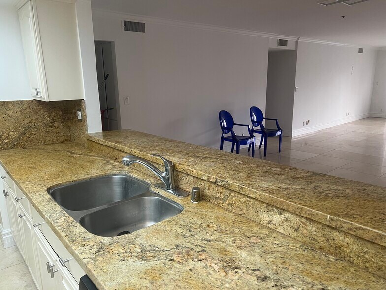 Kitchen - 10660 Wilshire Blvd