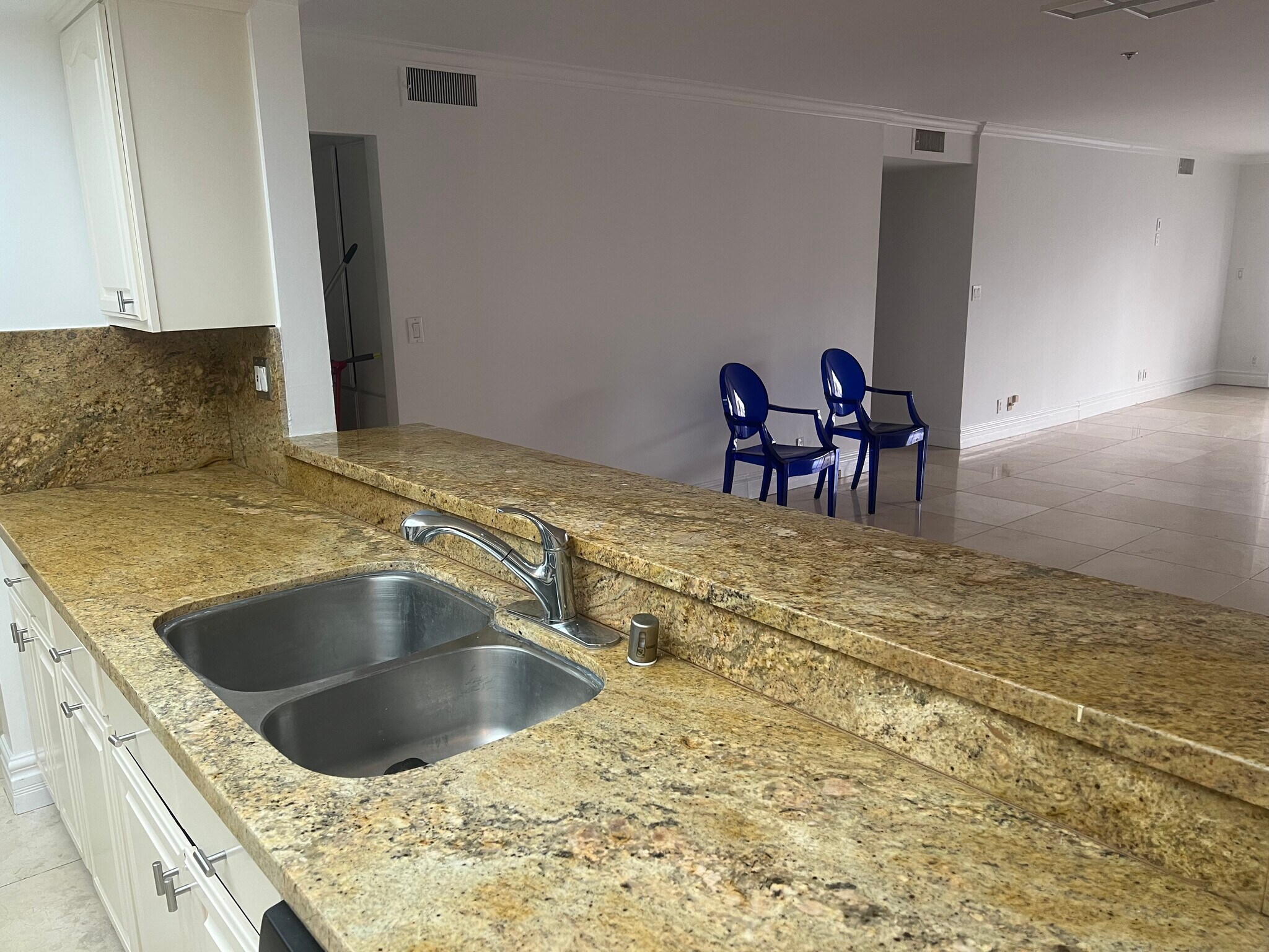 Kitchen - 10660 Wilshire Blvd