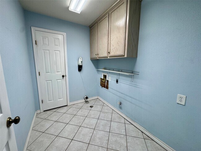 Building Photo - 303 Waterwood Dr