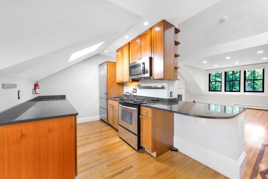 Building Photo - 32 E Springfield St