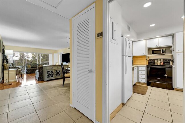 Building Photo - 3150 N Palm Aire Dr