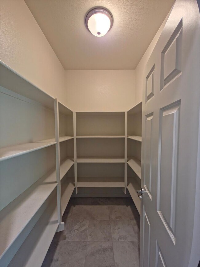 Building Photo - MOVE-IN READY 5+4 in Simi w/mountain views...