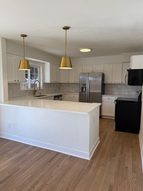 Building Photo - Modern finishes, spacious living, huge fenced backyard