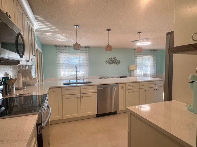 Building Photo - 2227 Pineland Dr