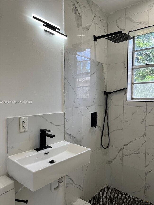 Building Photo - 14155 NE 14th Ave