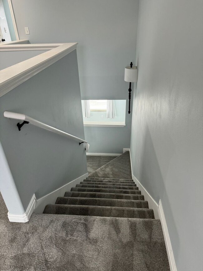 Building Photo - Townhouse with Spacious layout and convien...