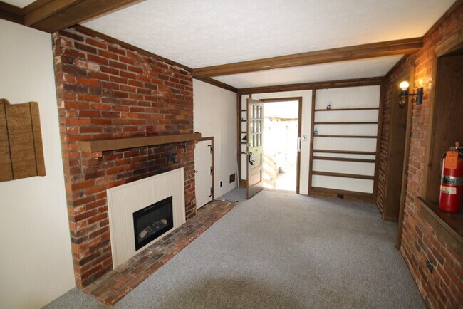 Building Photo - Three bedroom home off S Pope Lick Rd