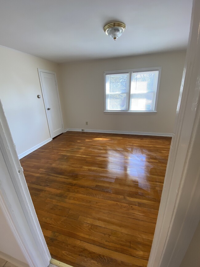 living room - 1760 Sherwood Rd