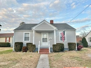 Building Photo - Charming 2BR/1BA Bungalow in Historic Downtown!