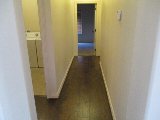 Building Photo - 3 Bedroom 2 bath Single Level - Single Family Home