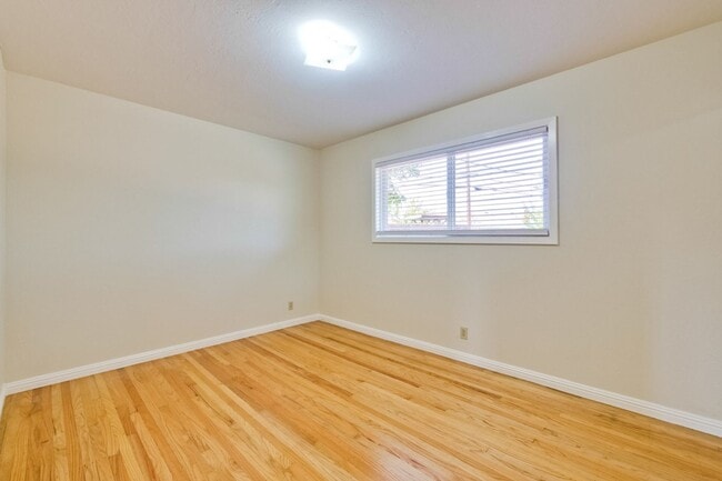 Building Photo - Beautiful Birdland Home on Quiet Cul-de-Sa...