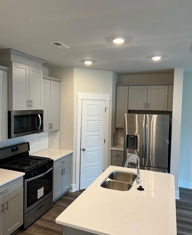 Building Photo - Desirable 3/2.5 Townhome Available Novembe...