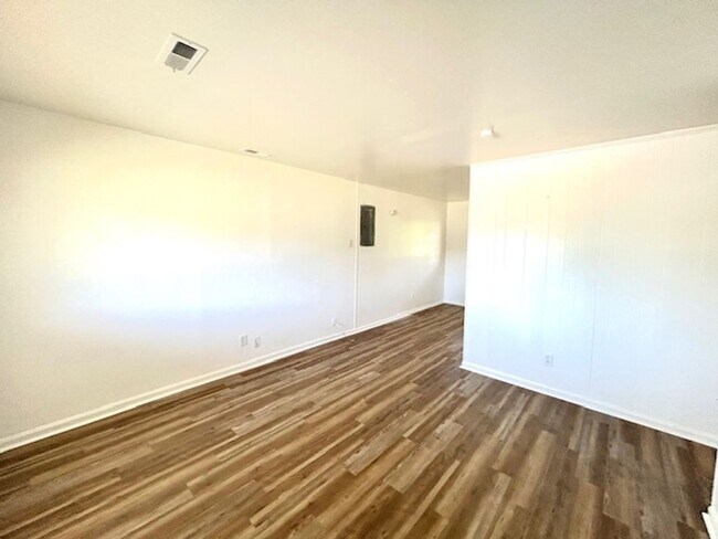 Building Photo - 3 BEDROOM/ 1 BATH COTTAGE WITH LARGE BACK ...