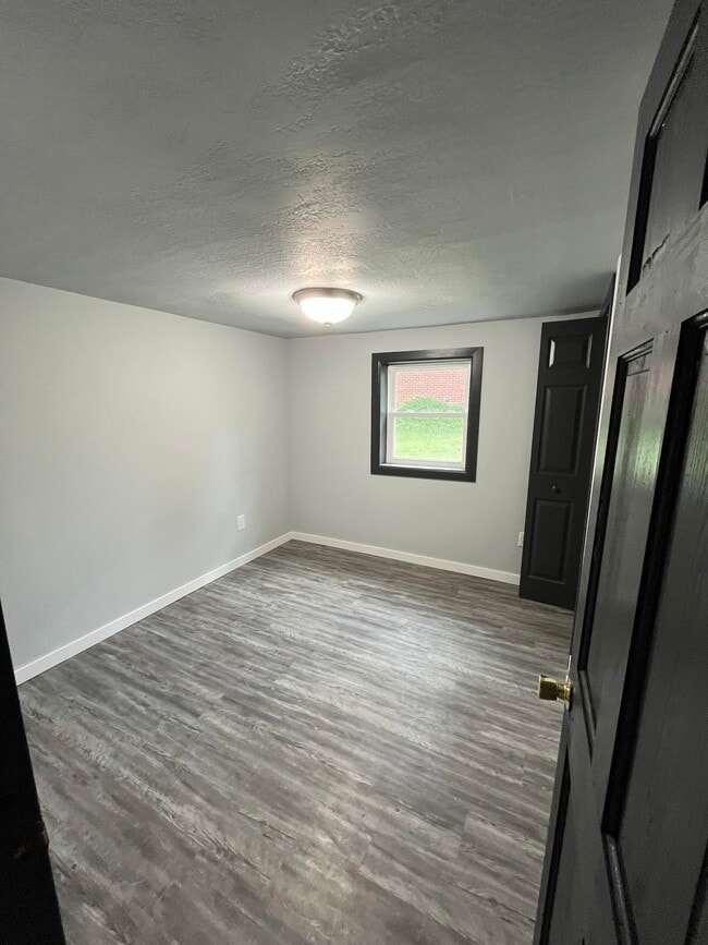 Building Photo - 410 Lakeview-