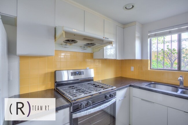 Building Photo - Gorgeous townhouse in a quiet 6-unit gated complex