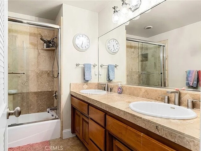 Building Photo - Custom built home with an AMAZING resort l...