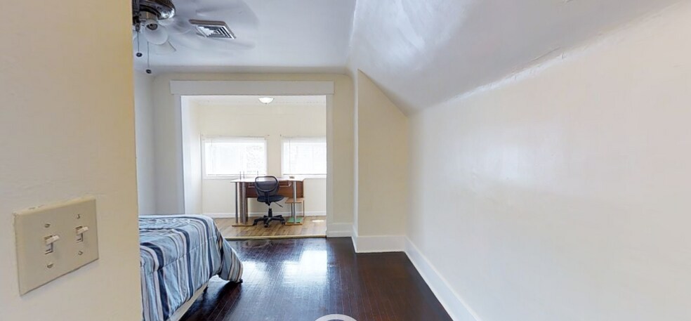 Primary Photo - 2319 E Genesee St