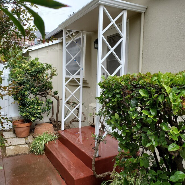 Building Photo - 847 12th St